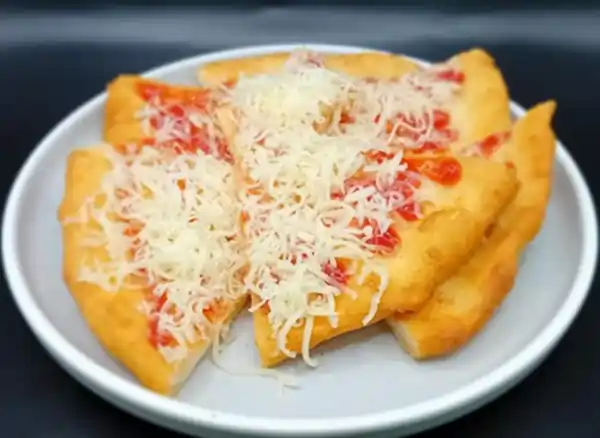 Trhaný langoš s česnekem, kečupem a sýrem