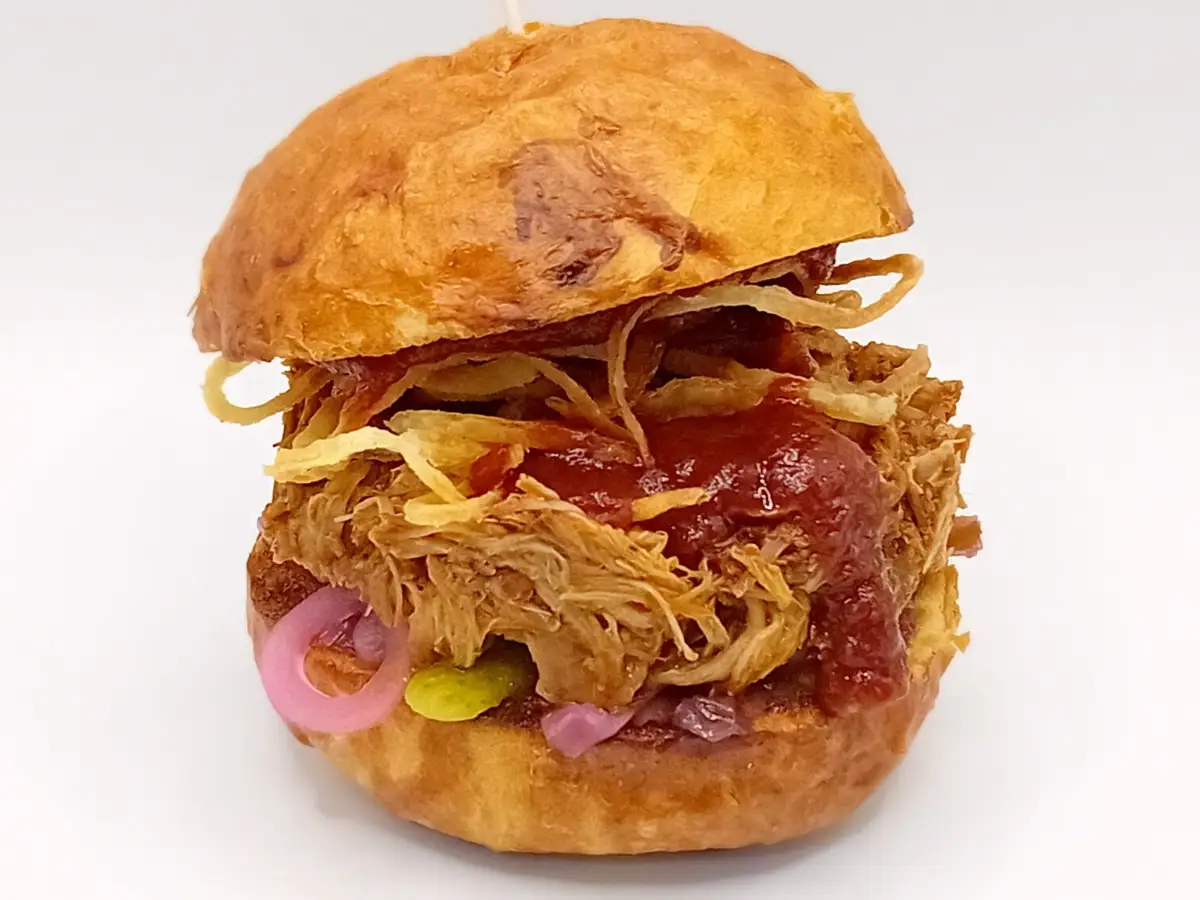 Burger s trhaným BBQ vepřovým