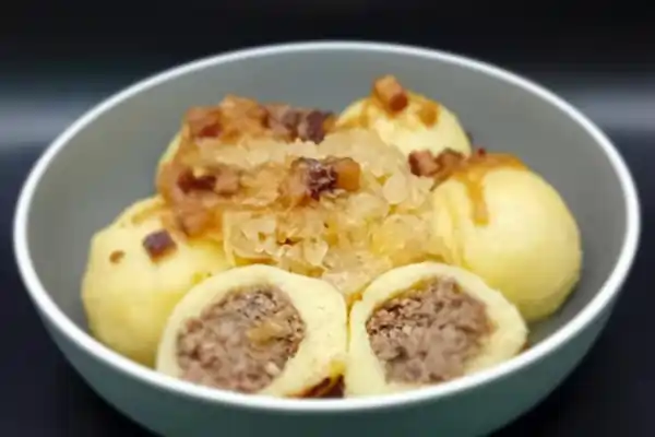 Plněné bramborové knedlíky hovězím masem a škvarkami