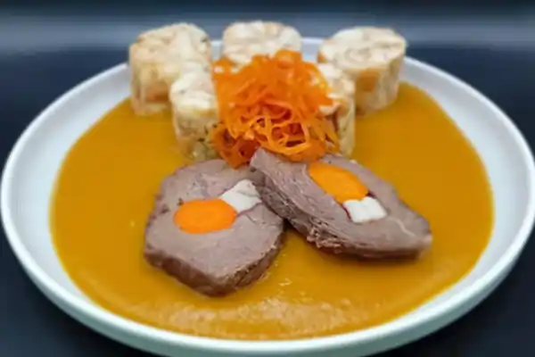 Svíčková na smetaně s karlovarským knedlíkem