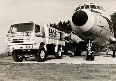 Letadlo historicka liaz na travniku