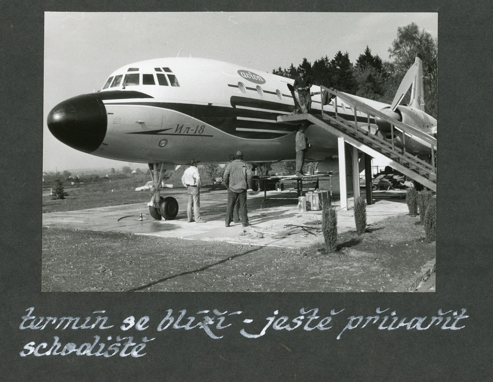 Letadlo historicka schodiste il18 avion