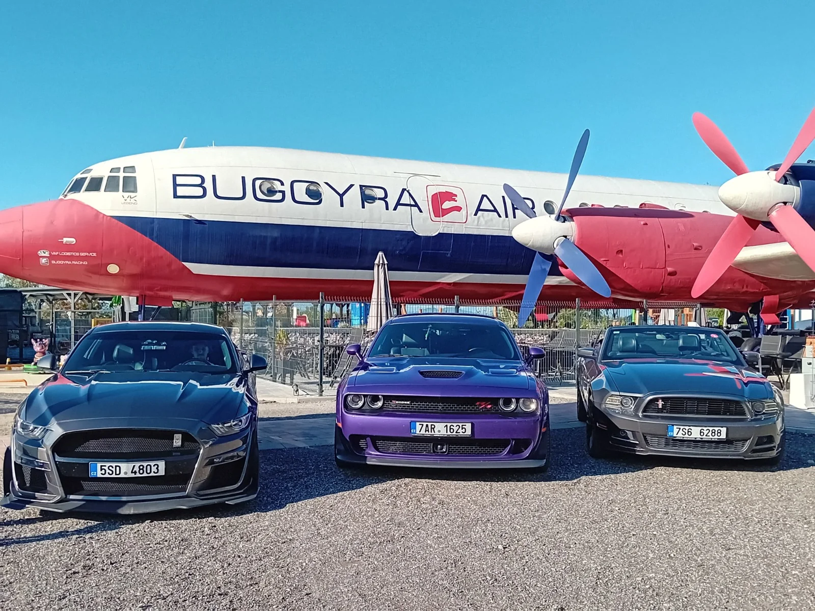 Veterani americke auta mustang letadlo